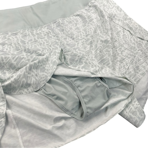 Athleta Gray Geometric Printed Run With It 3.5” Shorts In Size 3X - Picture 3 of 8